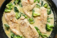 Keto Creamy Garlic Chicken with Broccoli – Low-Carb Dinner