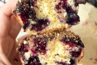 Irresistible Blueberry Crumb Muffins Recipe